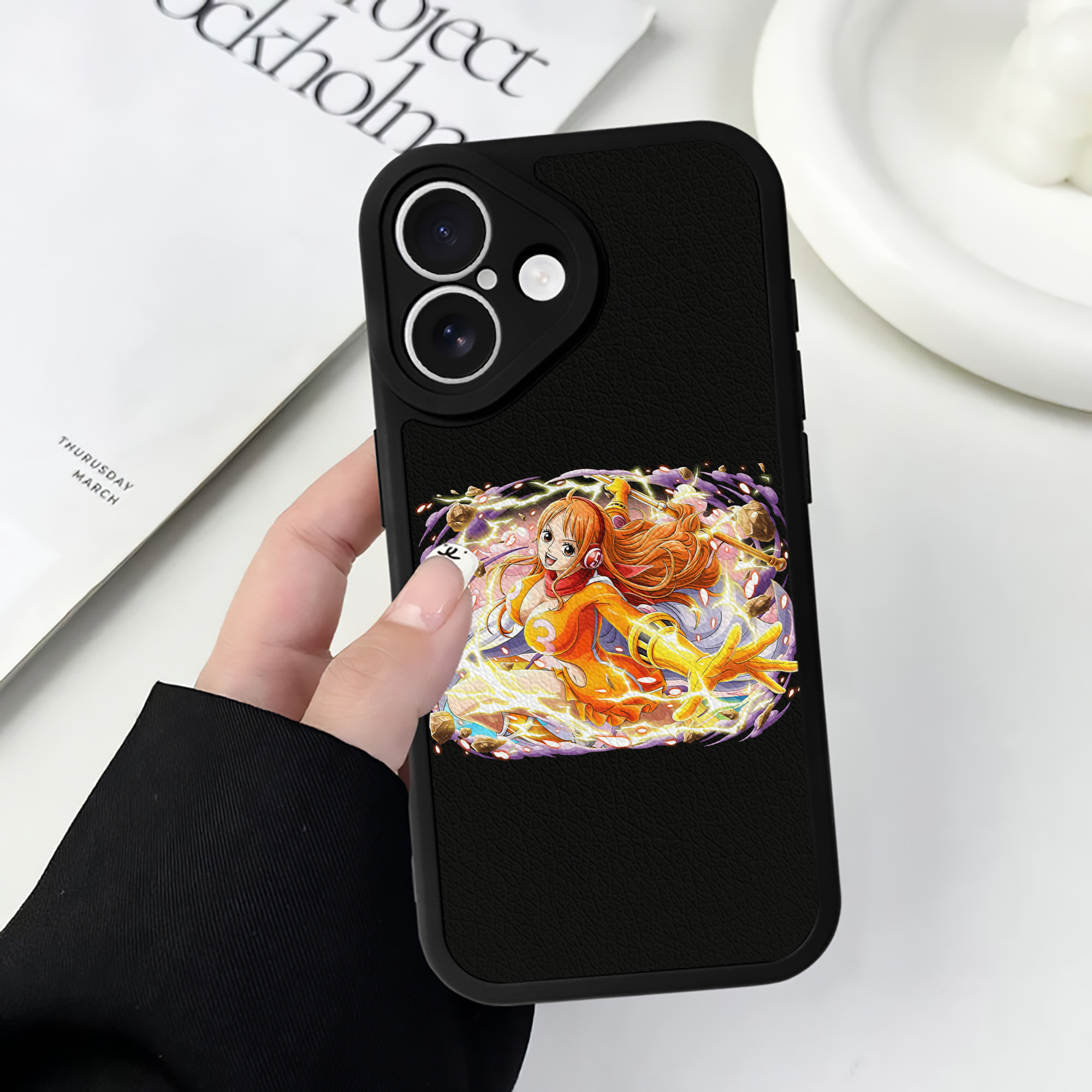 （画像用） ワンピース ナミ ONE PIECE Nami 【iPhone 16シリーズ対応】シリコンスマホケース（レザー調） 材質：シリコン